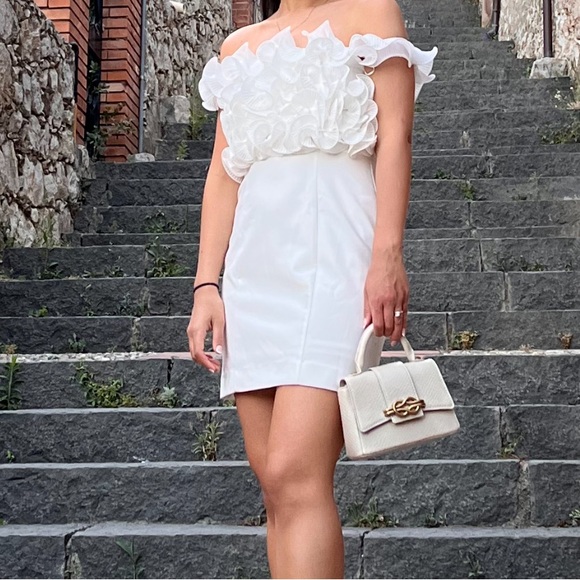 White dress with ruffles - Picture 2 of 5